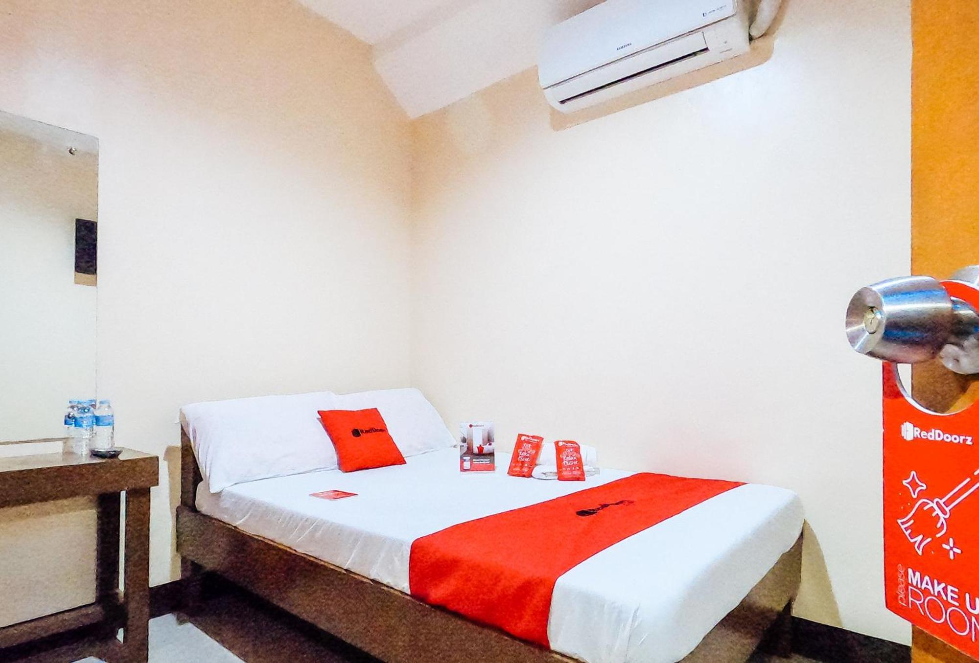 Hotel RedDoorz @ Pamaong Street Tagbilaran Exterior foto